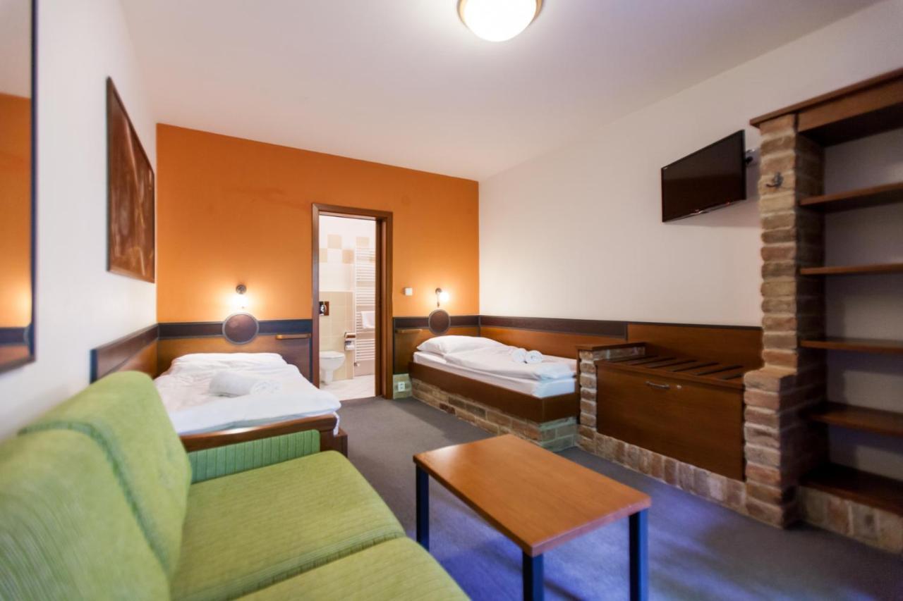 Kurdějov Hotel Vinar - Bed & Breakfast מראה חיצוני תמונה
